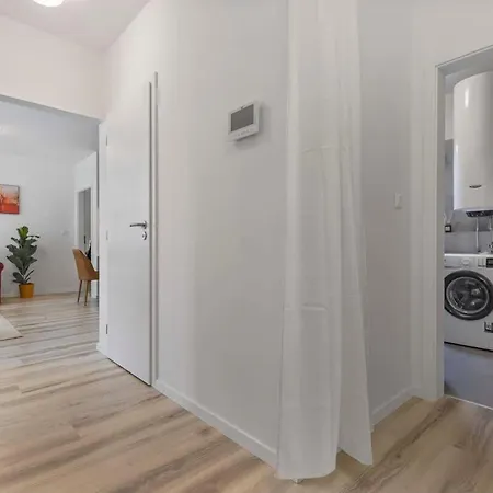 Be A Neighbour To The President * Bratysława